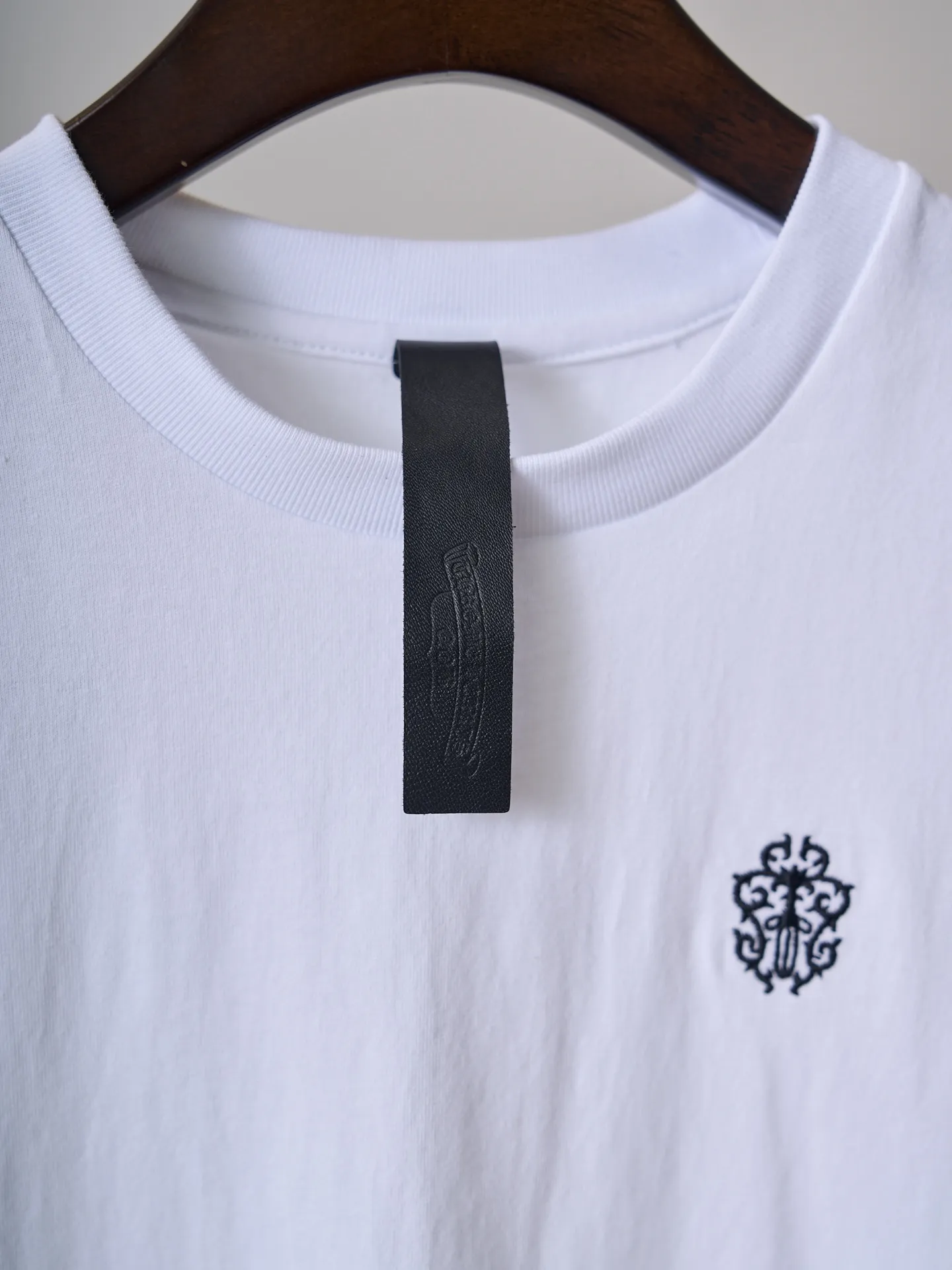 【 】Chrome Hearts/ （ ） 【In Stock】S M L ， ，Breathable 。 ， ， 。 ， ， 。 ， ， ， 。 ， 1 ， ， ， 。 2 ， ， ， 、 ， 。